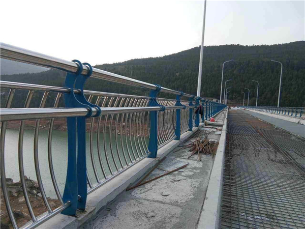 湖州不锈钢桥梁护栏的特点及其在桥梁安全中的重要作用