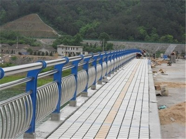 湖州不锈钢桥梁护栏的特性及其在现代建筑中的应用